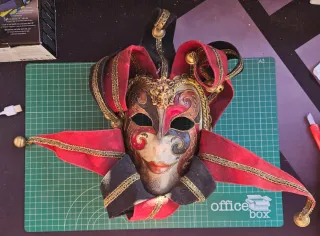 Máscara Veneciana Joker Dorada y Morada