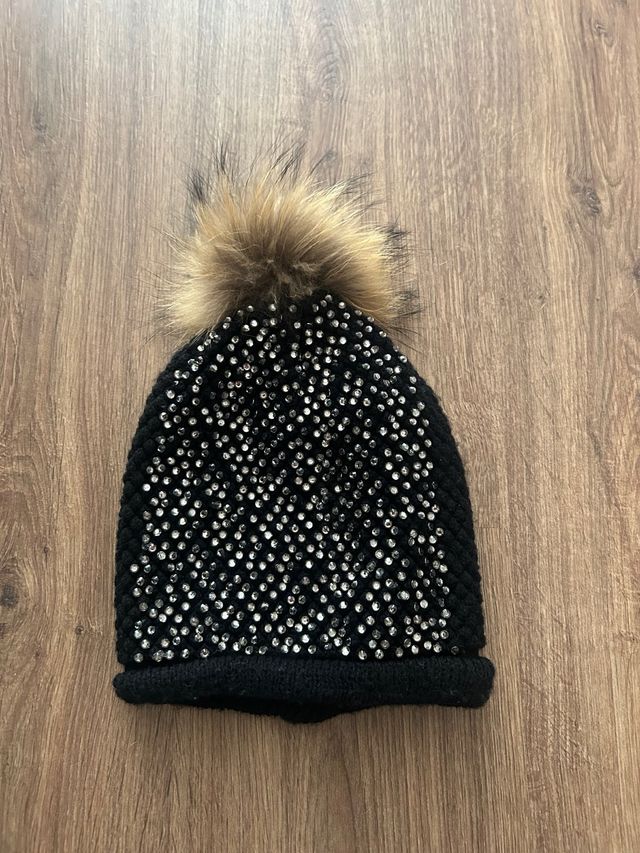 Gorro negro con pompón de zorro y pedrería