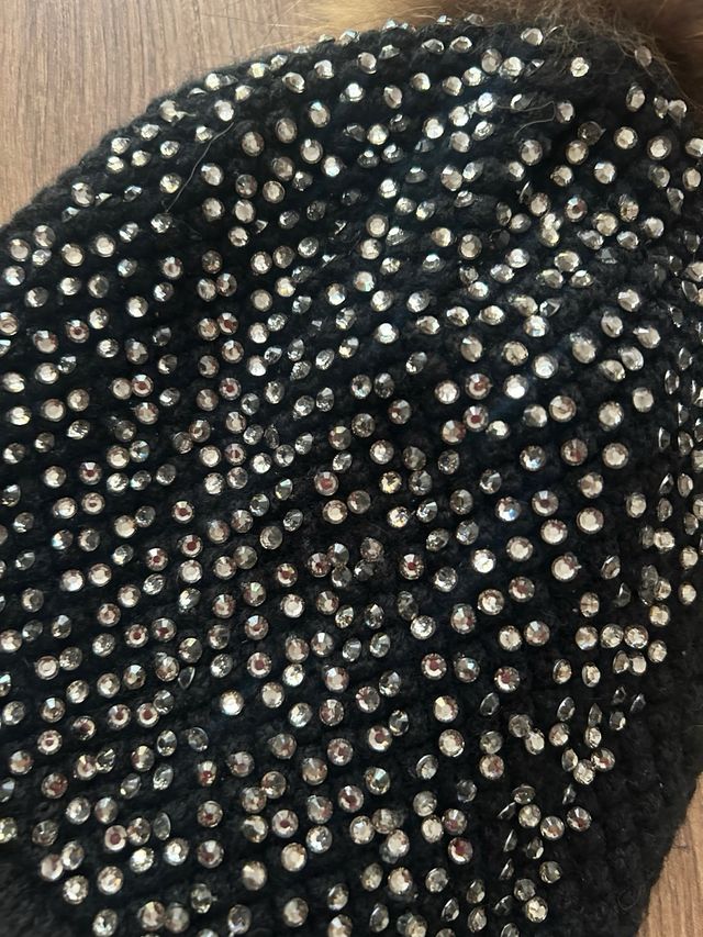 Gorro negro con pompón de zorro y pedrería