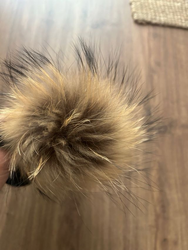 Gorro negro con pompón de zorro y pedrería