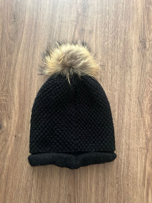 Gorro negro con pompón de zorro y pedrería