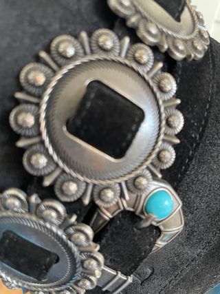 Botines negros con adornos