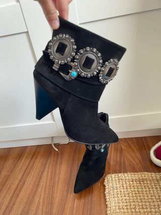 Botines negros con adornos