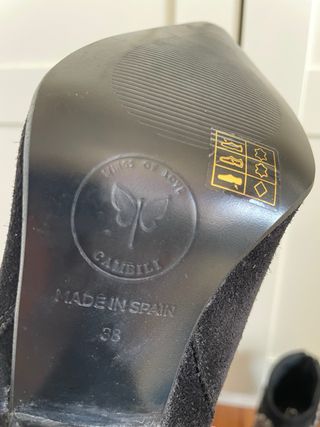 Botines negros con adornos