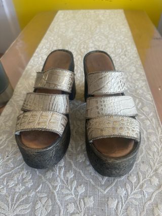 Sandalias Plataforma Doradas y Blancas