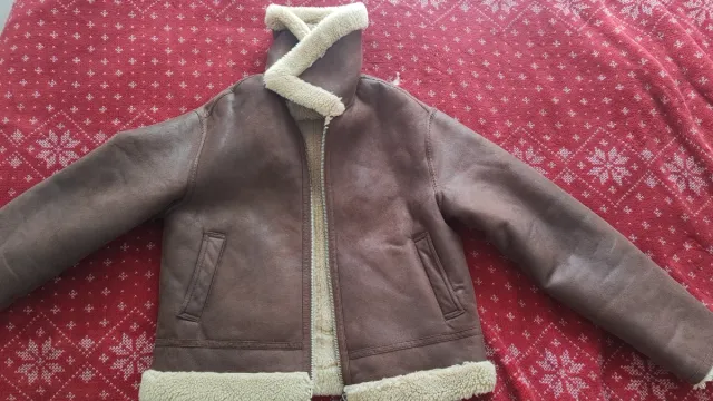 Abrigo ancho marrón con borrego