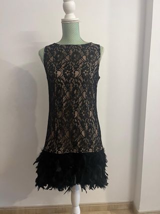 Vestido de fiesta encaje y plumas