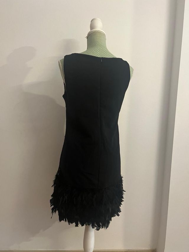 Vestido de fiesta encaje y plumas