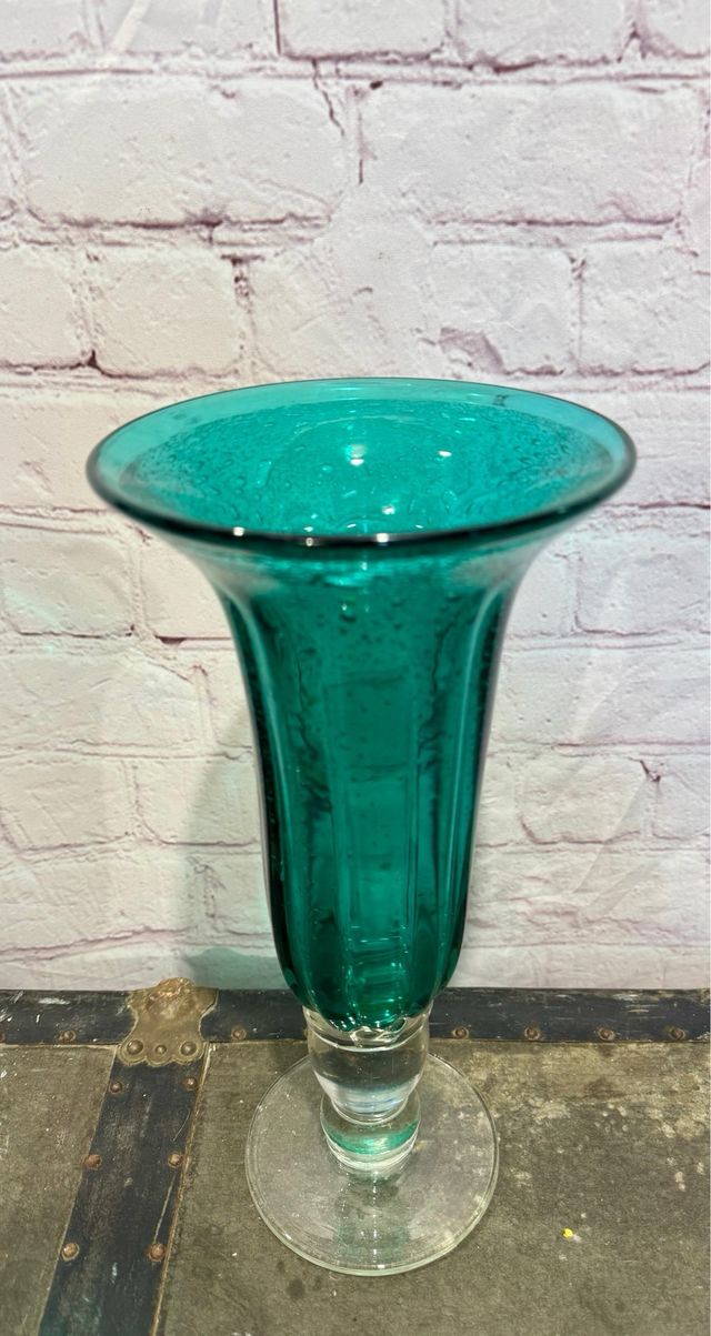 Antico vaso in vetro soffiato