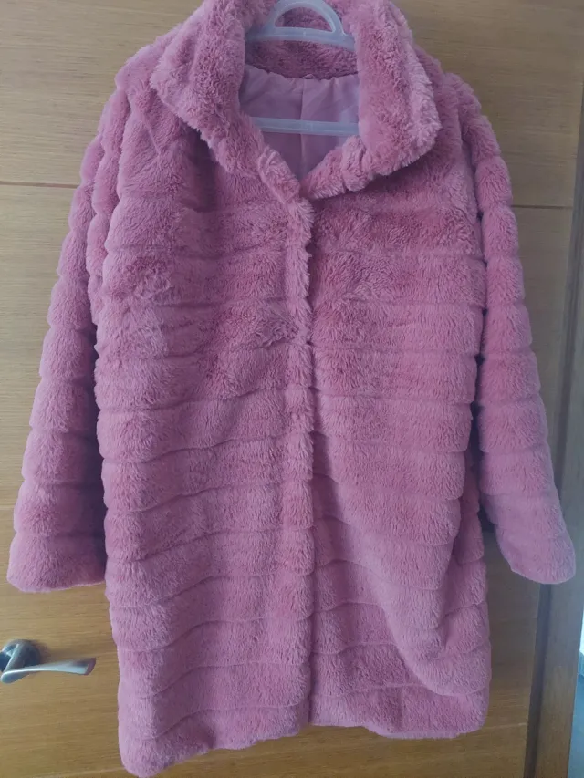 Abrigo rosa de pelo sintético
