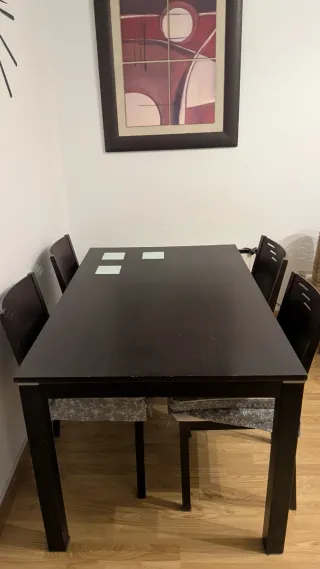 Tavolo da pranzo in legno scuro con 4 sedie