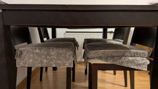 Tavolo da pranzo in legno scuro con 4 sedie