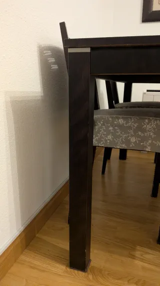 Tavolo da pranzo in legno scuro con 4 sedie