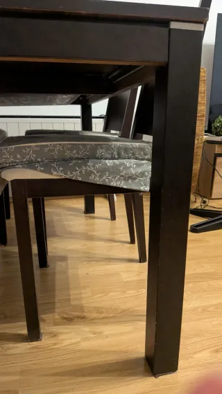 Tavolo da pranzo in legno scuro con 4 sedie