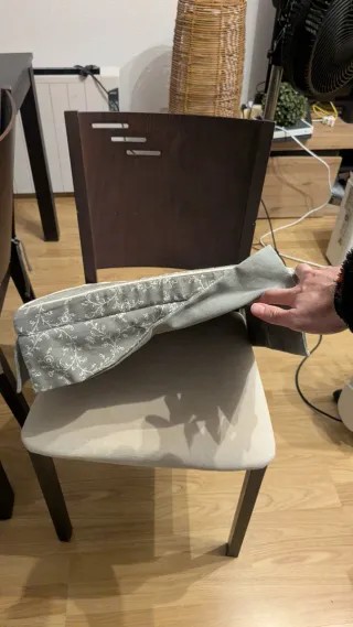 Tavolo da pranzo in legno scuro con 4 sedie