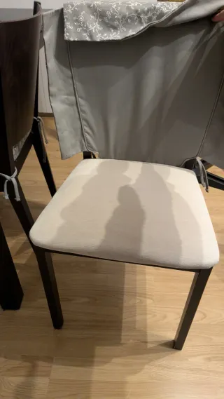 Tavolo da pranzo in legno scuro con 4 sedie