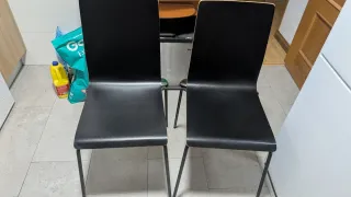 Tavolo da pranzo in legno scuro con 4 sedie