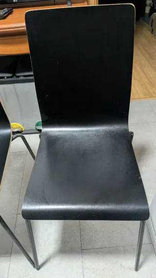 Tavolo da pranzo in legno scuro con 4 sedie