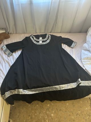 Vestido negro con detalles plateados