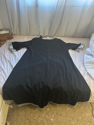 Vestido negro con detalles plateados