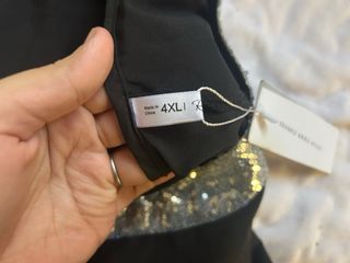 Vestido negro con detalles plateados