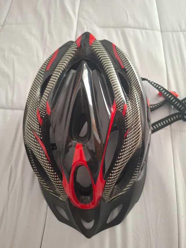 Casco de bicicleta negro y rojo