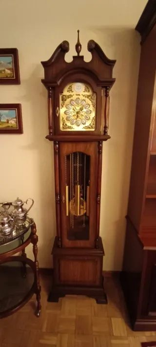 Orologio a carillon in legno