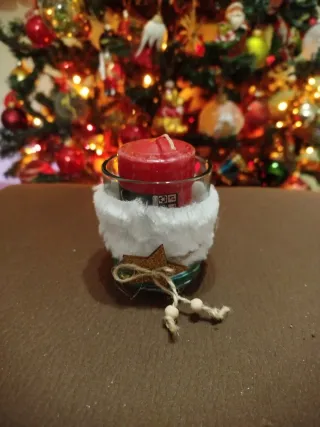 Portacandele con candela rossa profumata