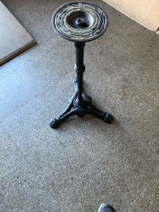 Pie de mesa antiguo de hierro fundido