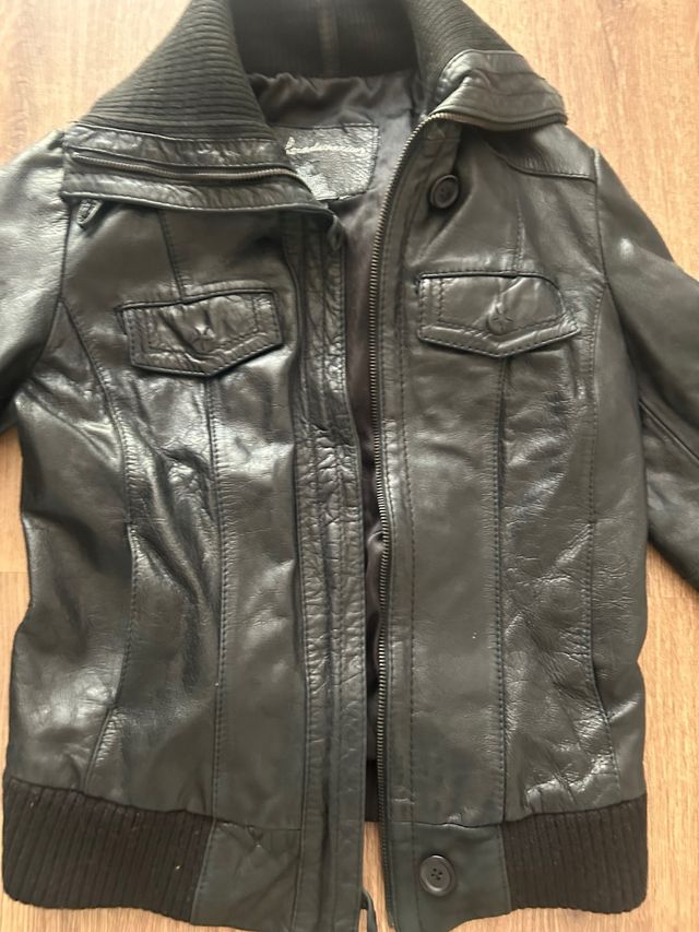 Cazadora de piel negra