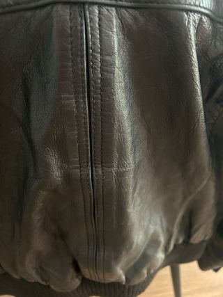 Cazadora de piel negra