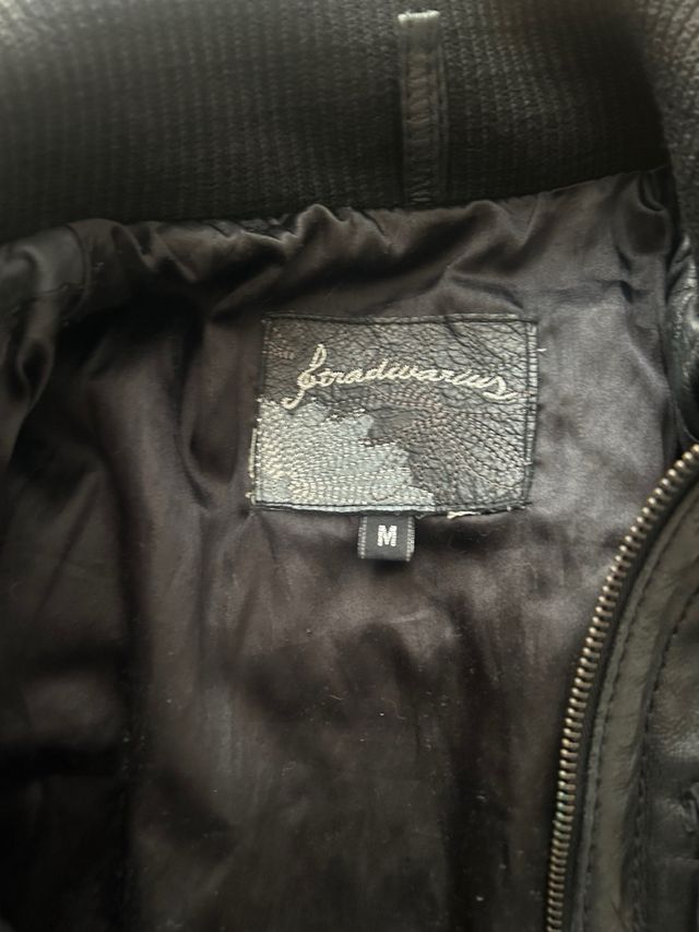 Cazadora de piel negra