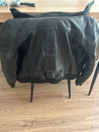 Cazadora de piel negra