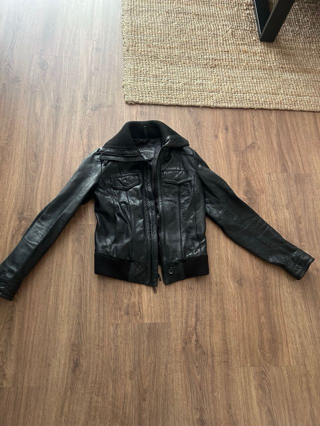 Cazadora de piel negra