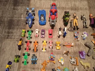 Caja de figuras, coches y pulseras