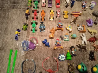 Caja de figuras, coches y pulseras