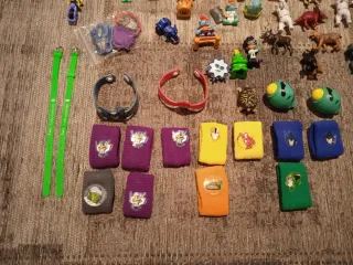Caja de figuras, coches y pulseras