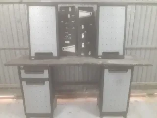 Banco de trabajo con armarios de resina