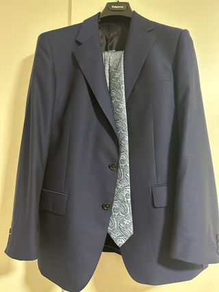 Traje azul con corbata paisley