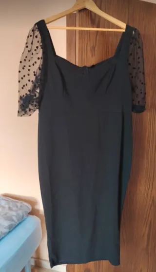 Vestido negro con mangas de tul y lunares