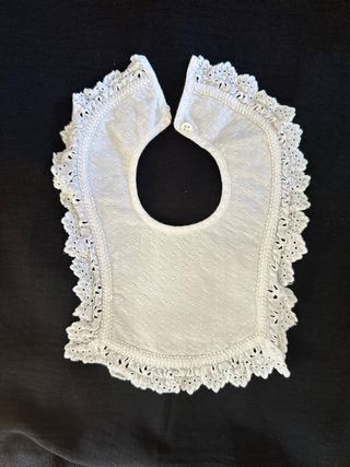 Babero vintage de encaje blanco