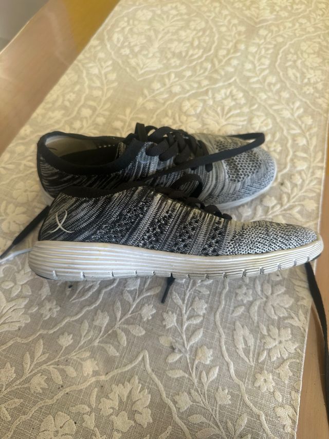 Zapatillas deportivas grises y negras