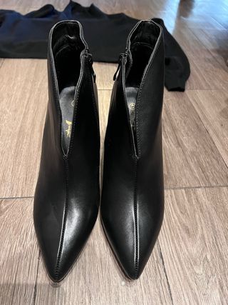 Stivaletti neri punta a punta con tacco