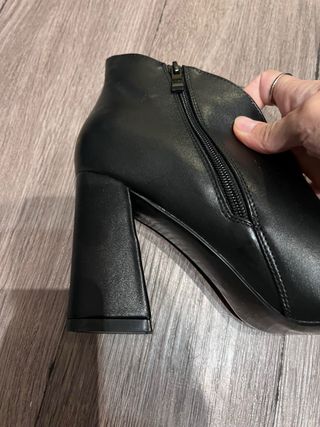 Stivaletti neri punta a punta con tacco