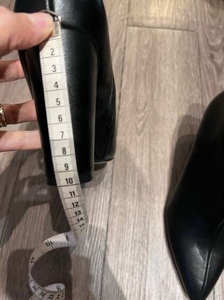 Stivaletti neri punta a punta con tacco