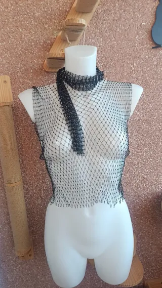 Top e foulard brillanti neri