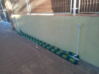 Toldo enrollable de tela y plástico