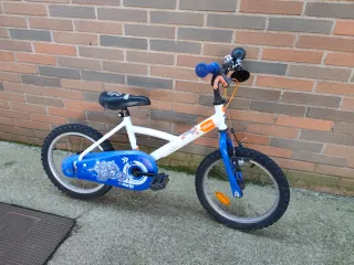 Bicicleta infantil blanca y azul