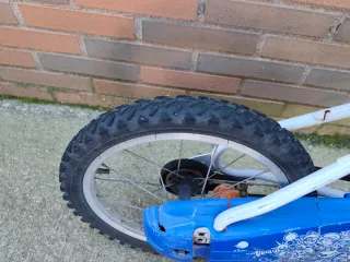 Bicicleta infantil blanca y azul