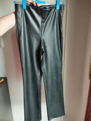 Pantalón efecto piel negro de Zara
